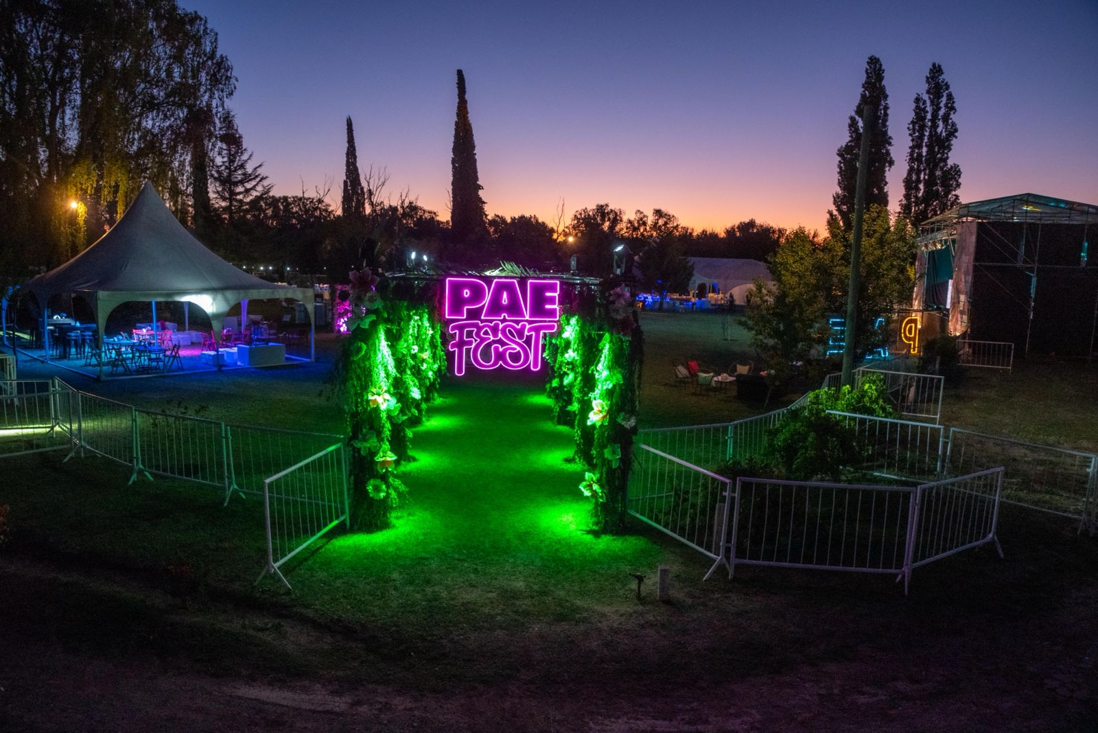 Recepción corporativa con catering en el parque de Las Cortaderas