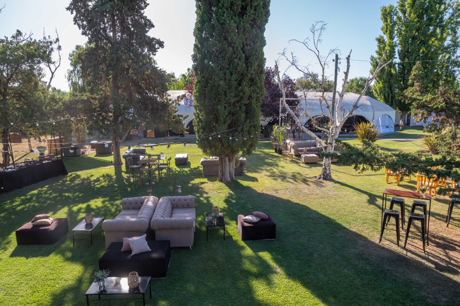 Living de eventos al aire libre entre los árboles del parque