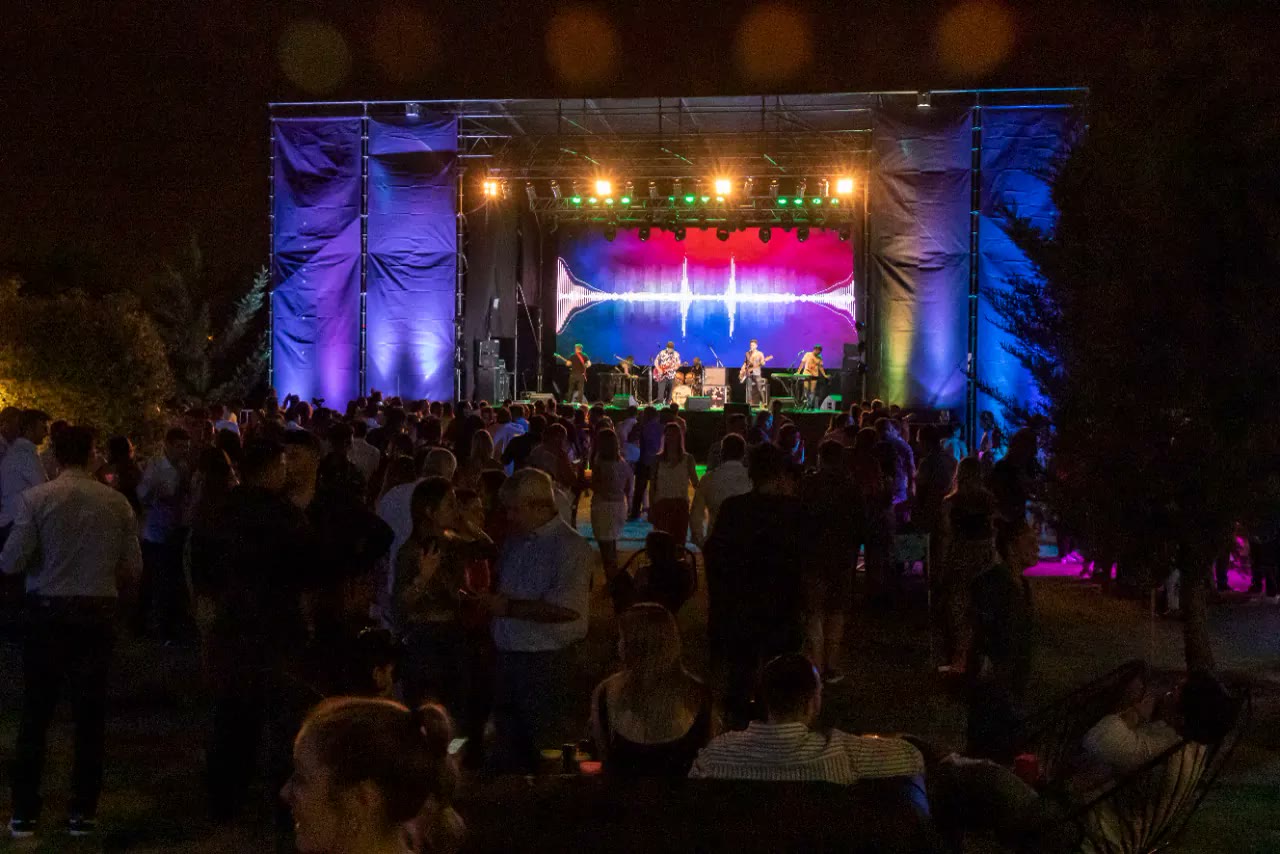 Evento corporativo montado en el parque de Las Cortaderas, a orillas del río Limay