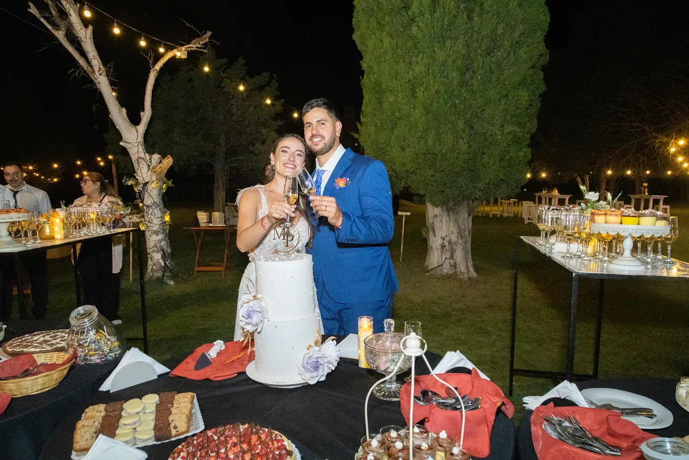 Novios en la recepción nocturna de su boda en Las Cortaderas