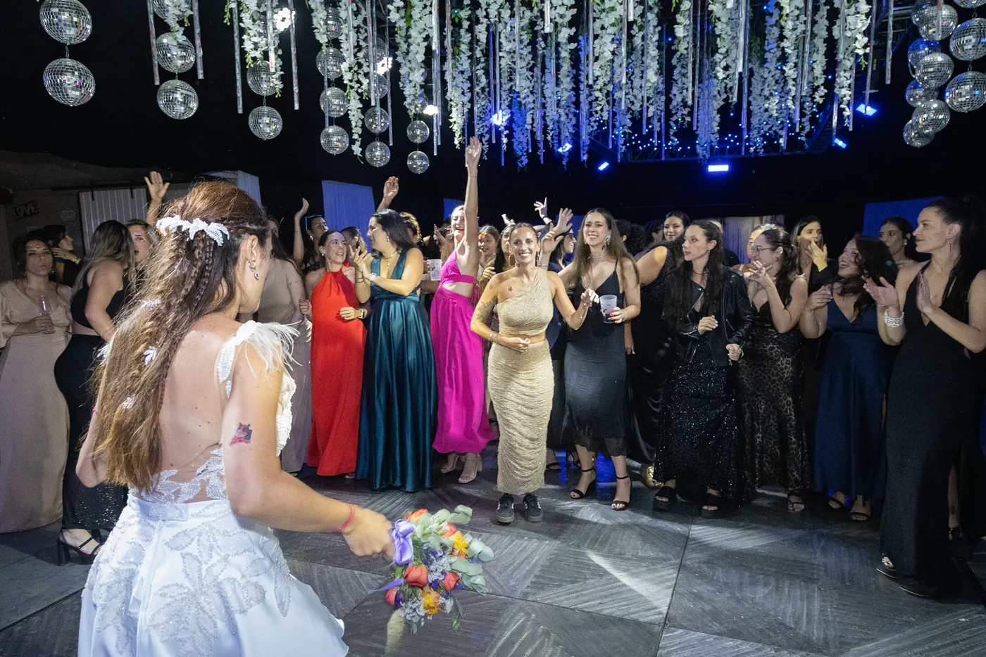 Invitados en la pista de baile con iluminación nocturna