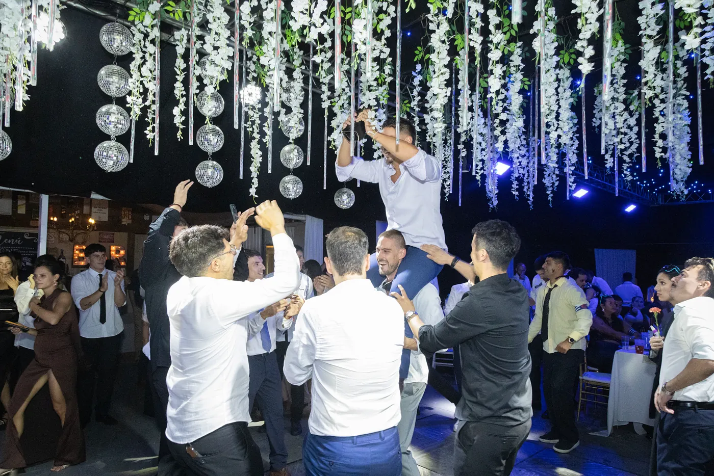 Fiesta de boda en la pista con luces y guirnaldas en el parque