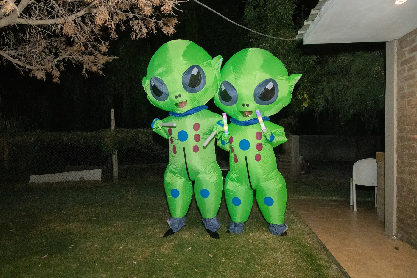 Show de animación durante la celebración nocturna de una boda