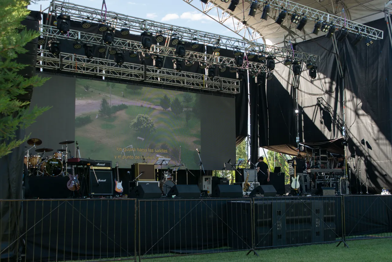 Escenario con pantalla gigante y equipamiento técnico montado en el predio