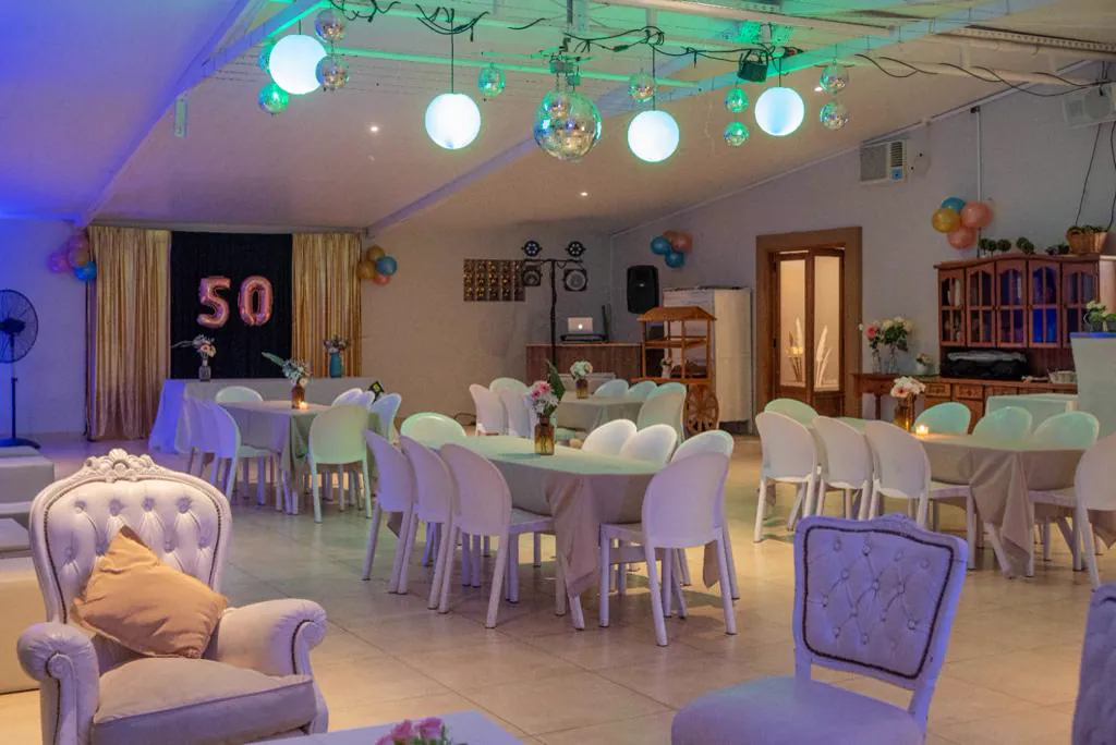Interior del salón cubierto montado para un festejo