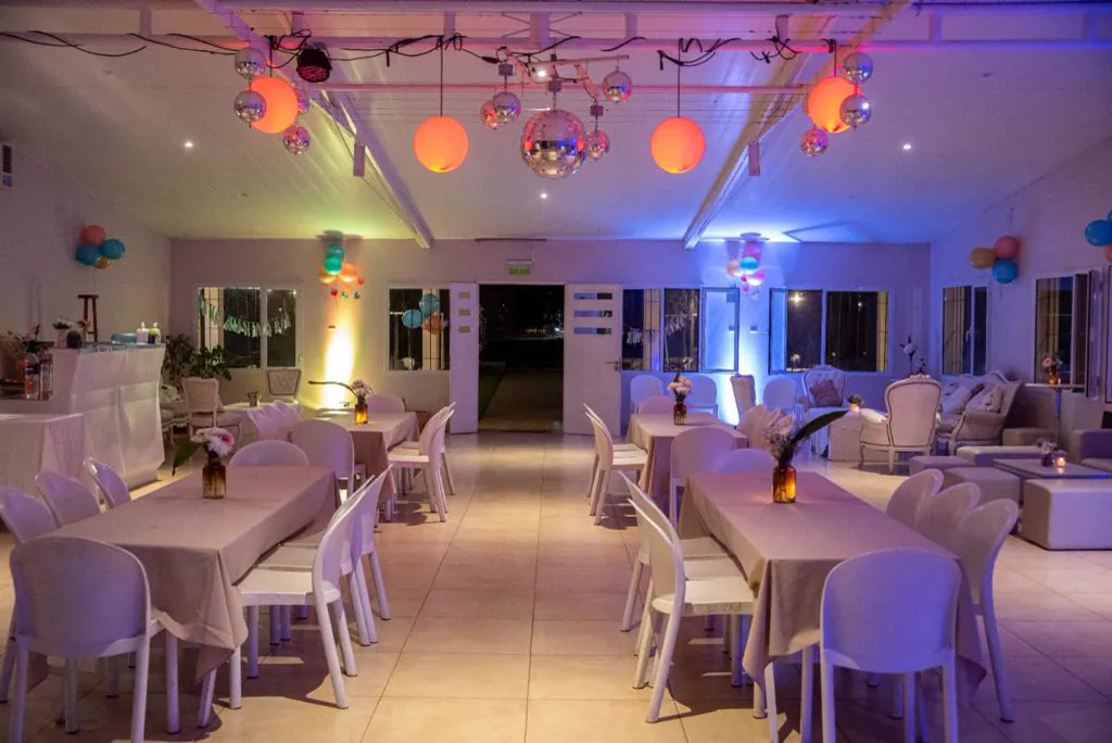Salón cubierto con tablones vestidos y luces cálidas