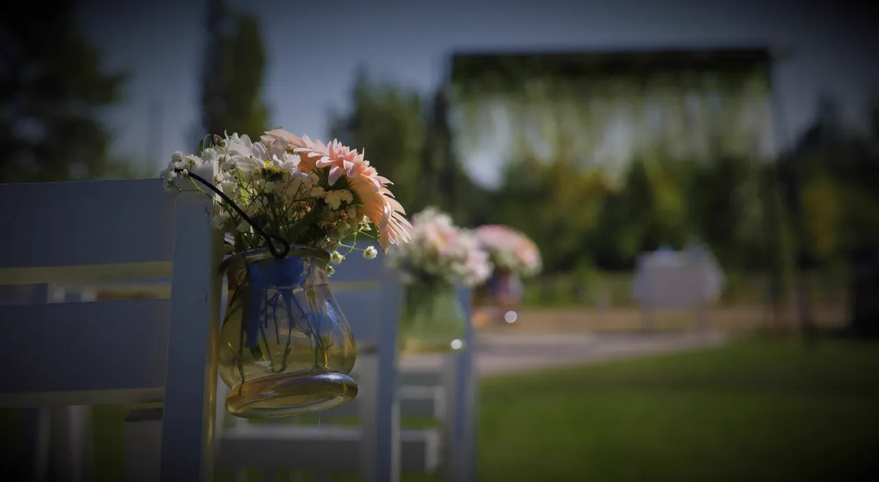 Detalle floral en las sillas de la ceremonia al aire libre