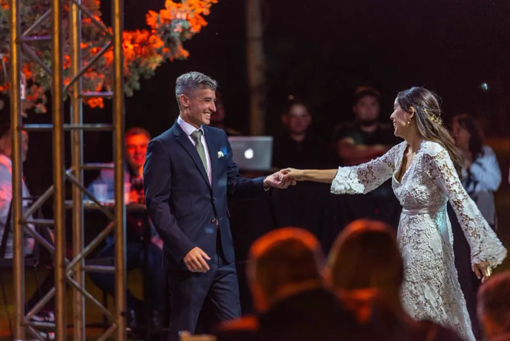 Los novios de la mano durante la fiesta nocturna