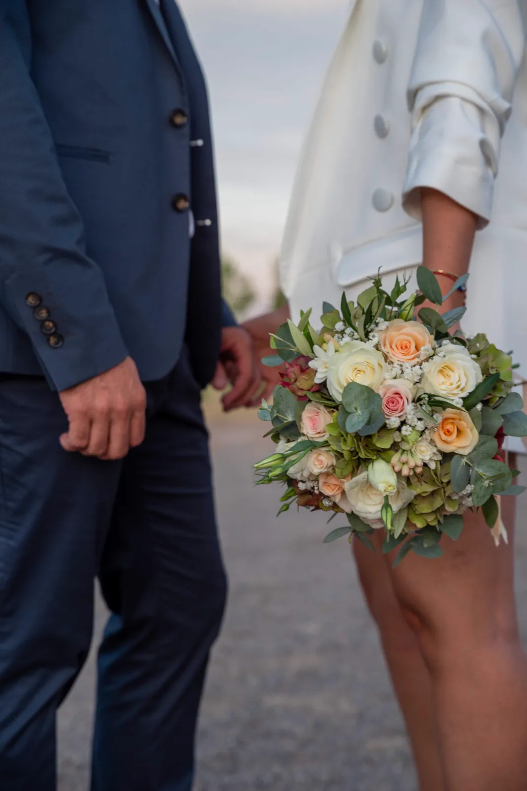 Detalle del ramo de la novia junto al novio
