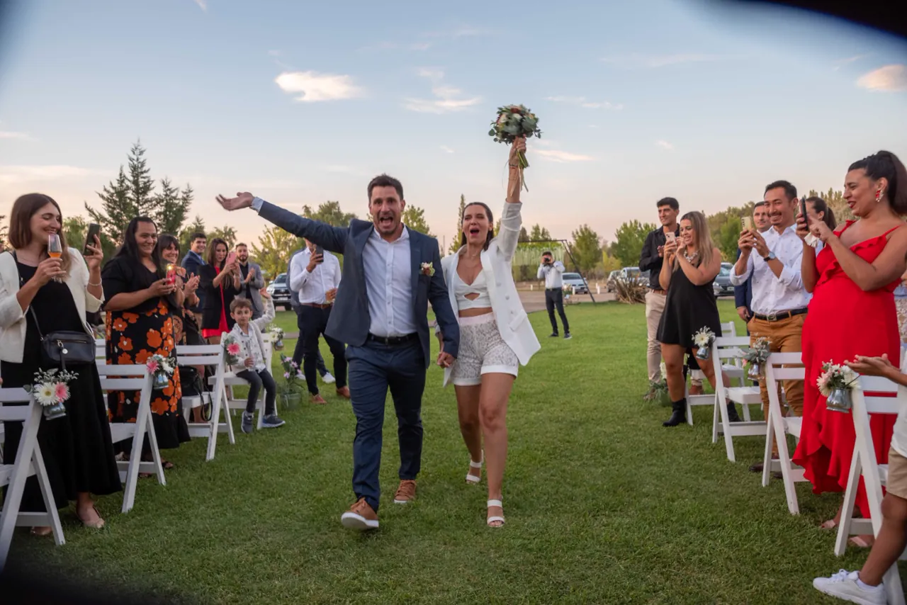 Los novios saliendo de la ceremonia entre los aplausos de los invitados
