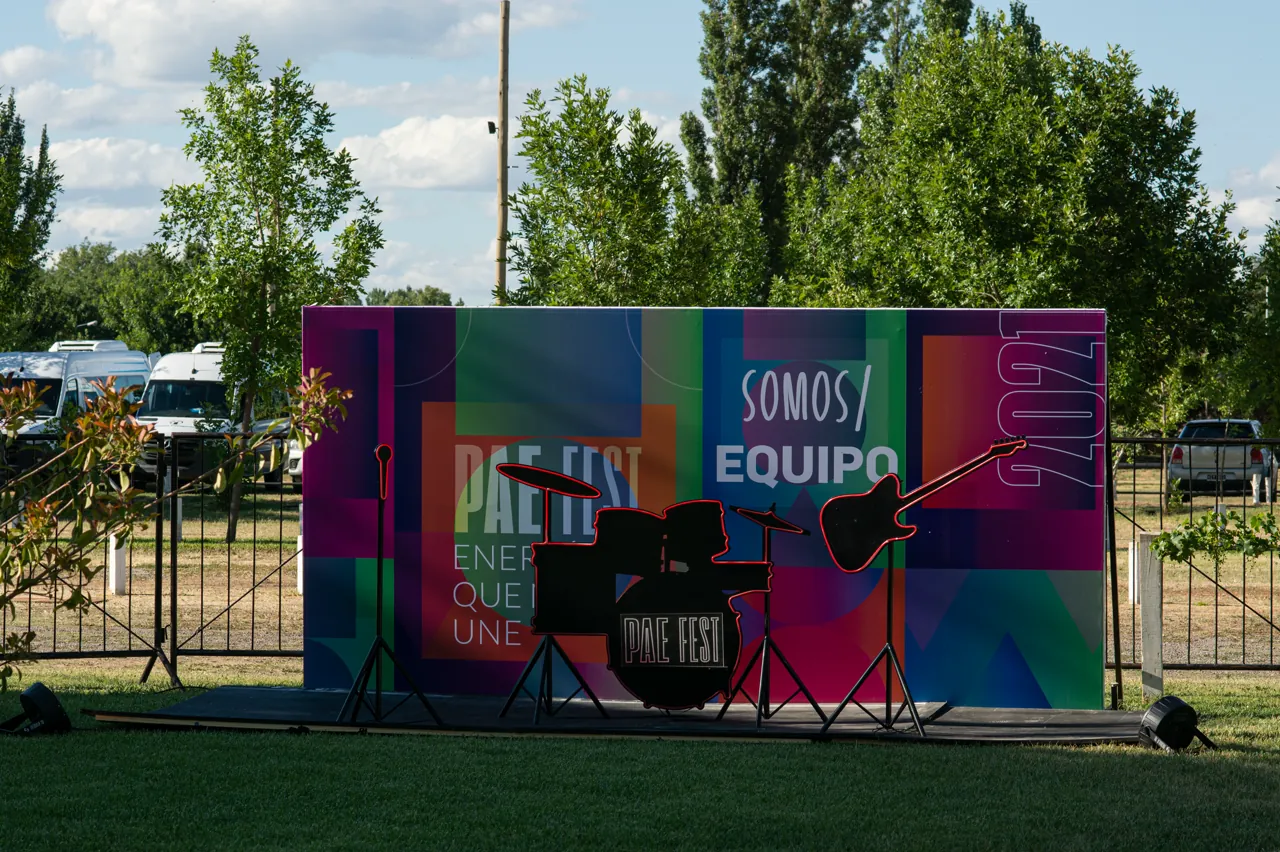 Escenario del PAE Fest montado en el parque para un evento corporativo