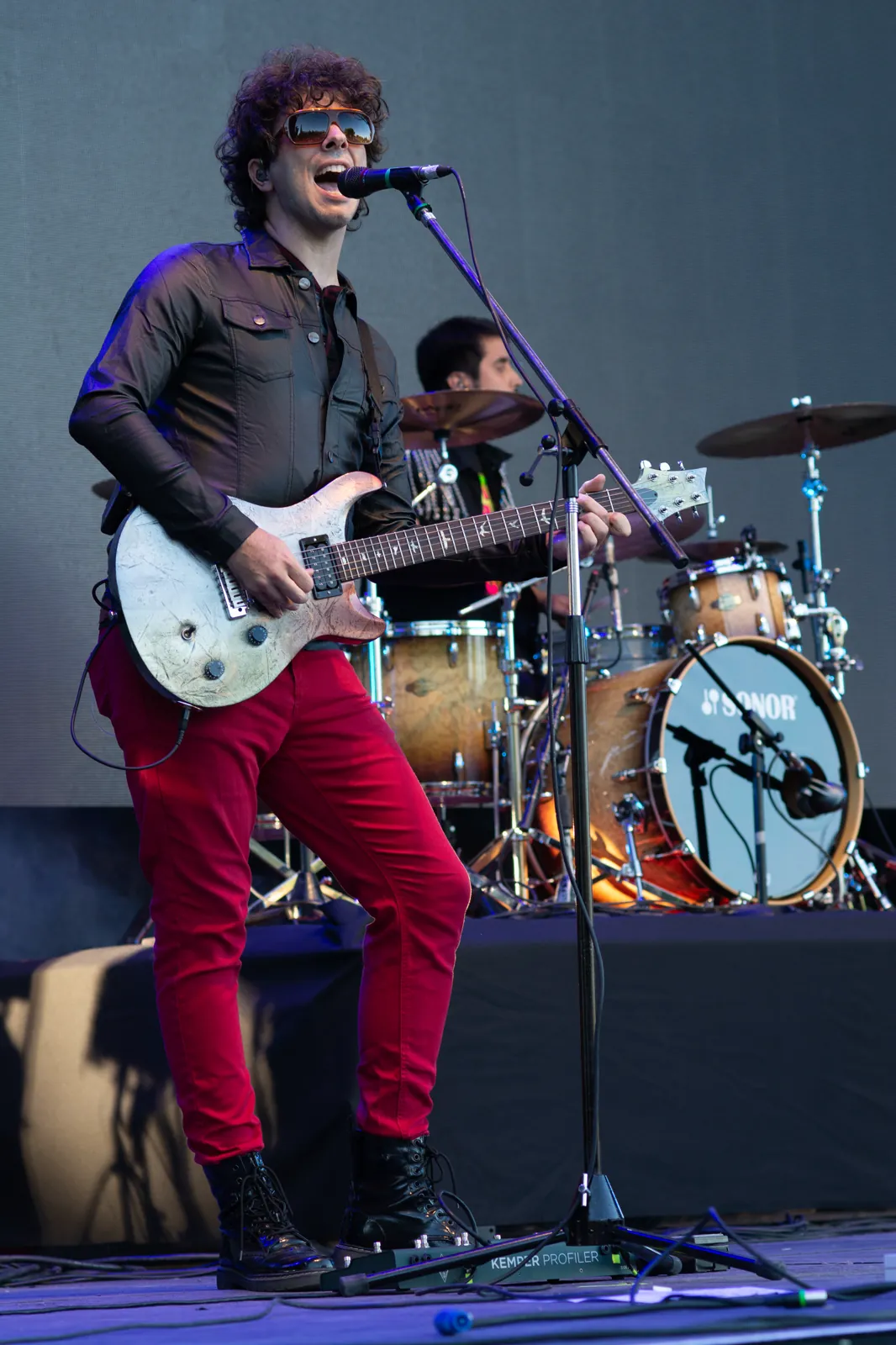 Músico en vivo sobre el escenario durante un evento corporativo