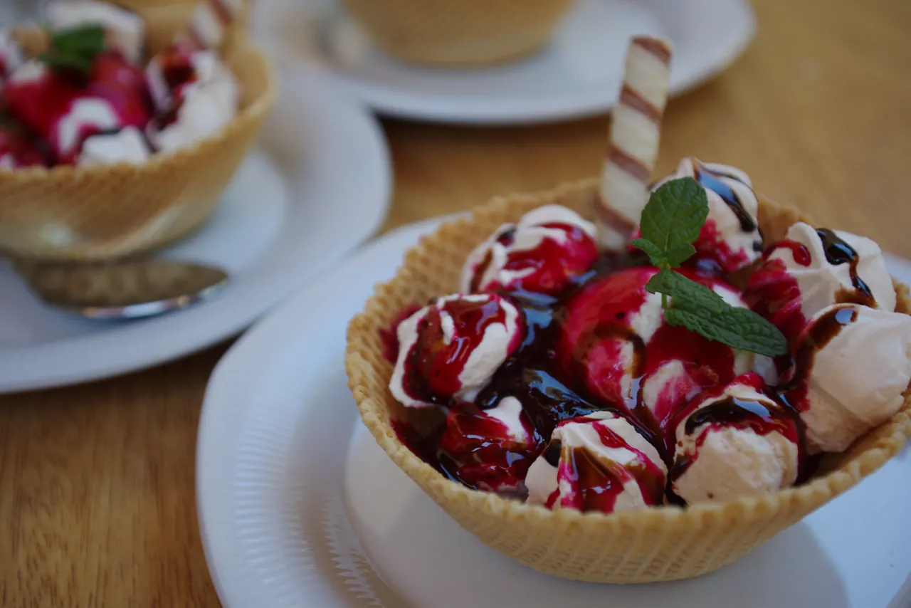 Canastitas de helado con frutos rojos y salsa de chocolate