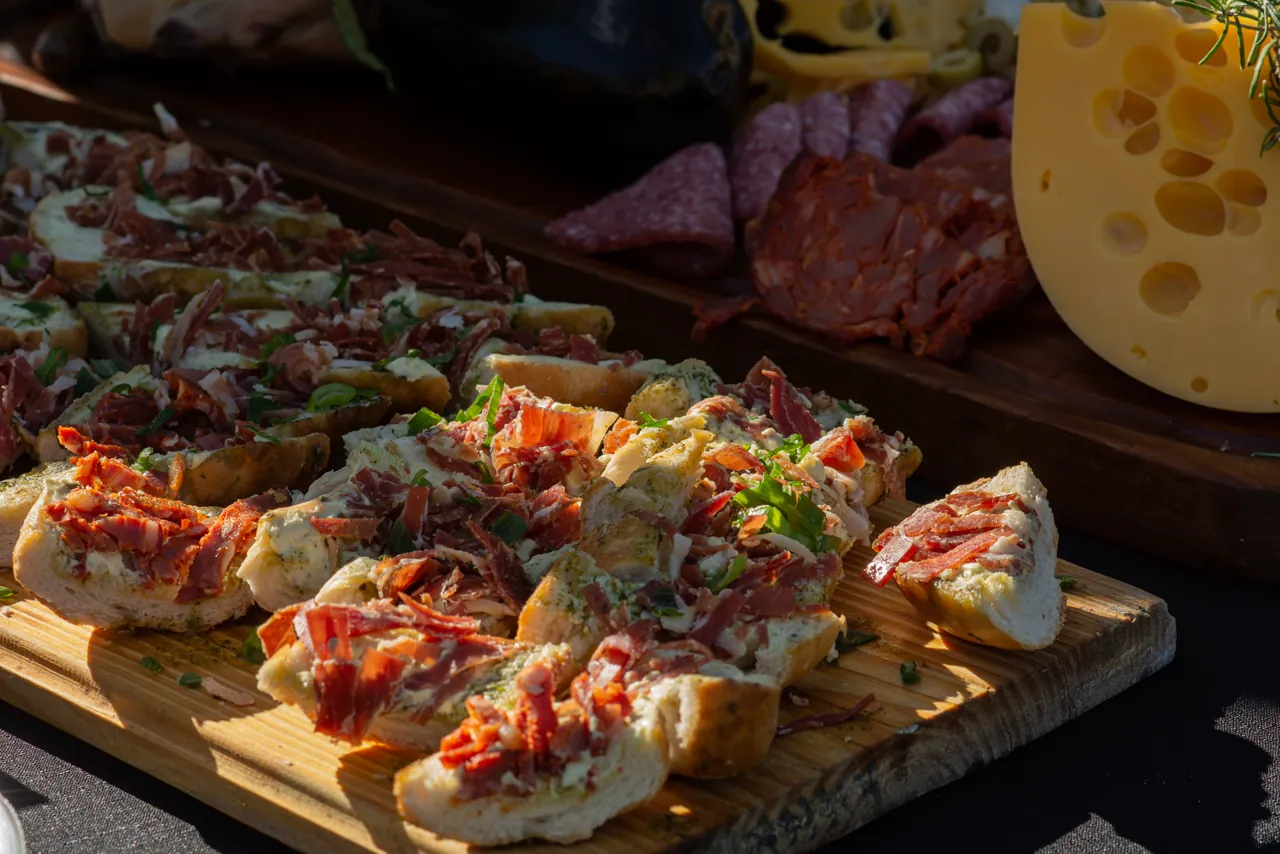 Bruschettas y tabla de fiambres y quesos del catering