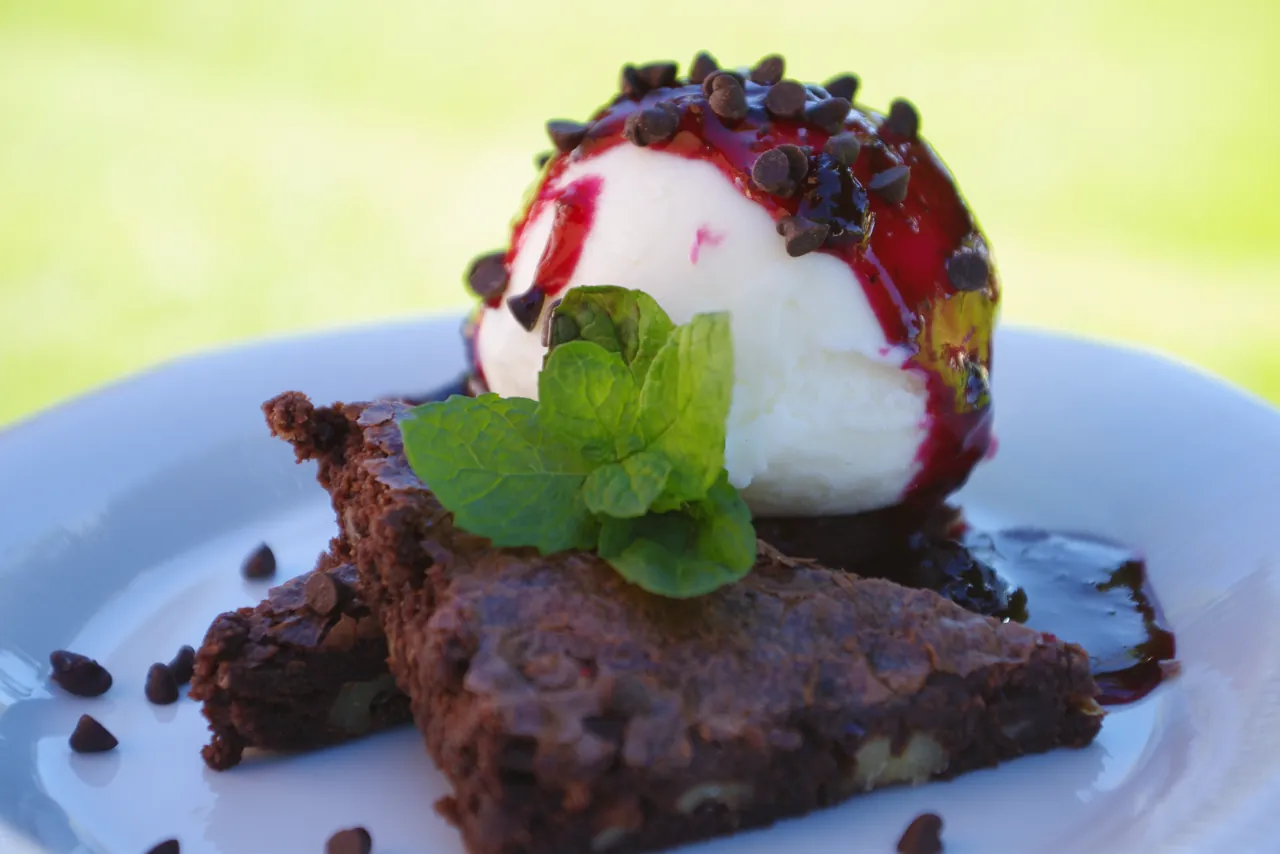 Brownie con helado y menta, plato de autor de la cocina