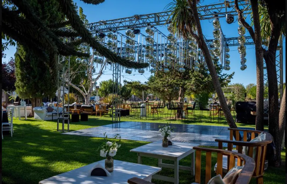 Pista de baile con esferas espejadas suspendidas en el jardín de día