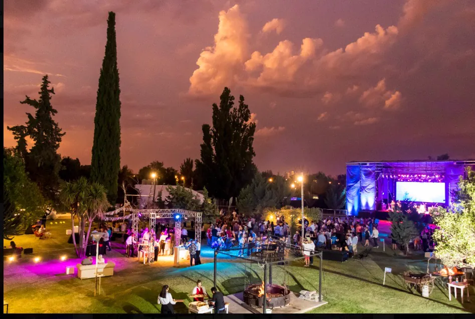 El escenario iluminado bajo un cielo de tormenta al atardecer