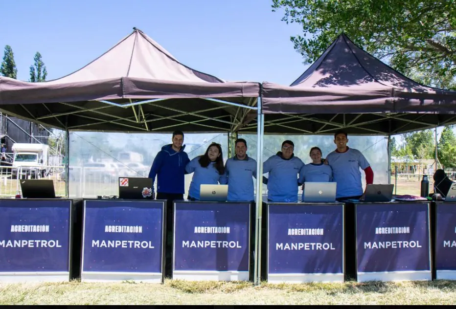 Gazebos de acreditación con el staff listo para recibir a los invitados