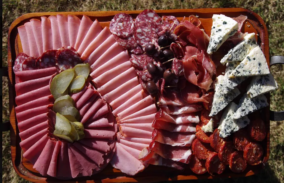 Tabla de fiambres con queso azul, aceitunas y pickles