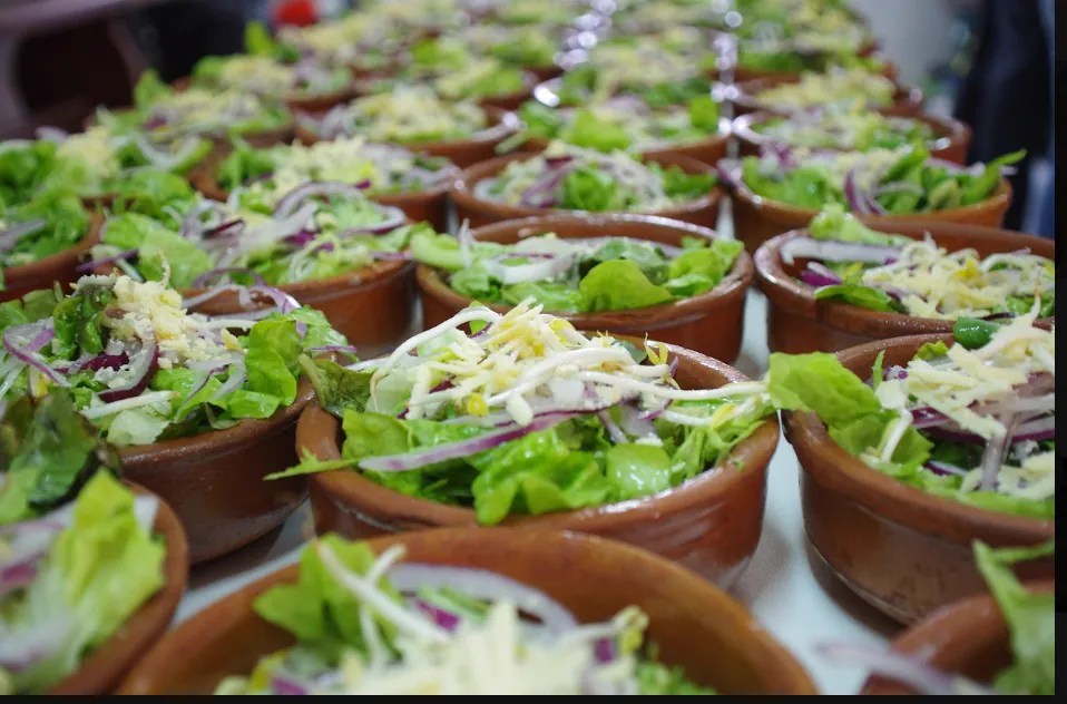 Cazuelas de barro con ensalada fresca listas para servir