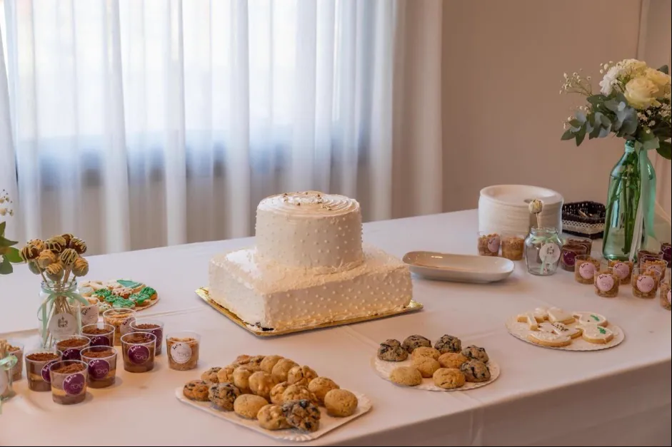 Mesa dulce con torta blanca, cookies y masitas