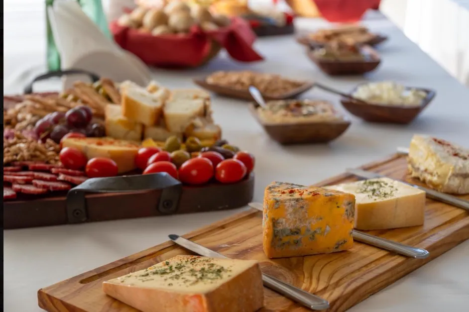 Tablas de quesos y picadas servidas en la mesa del evento