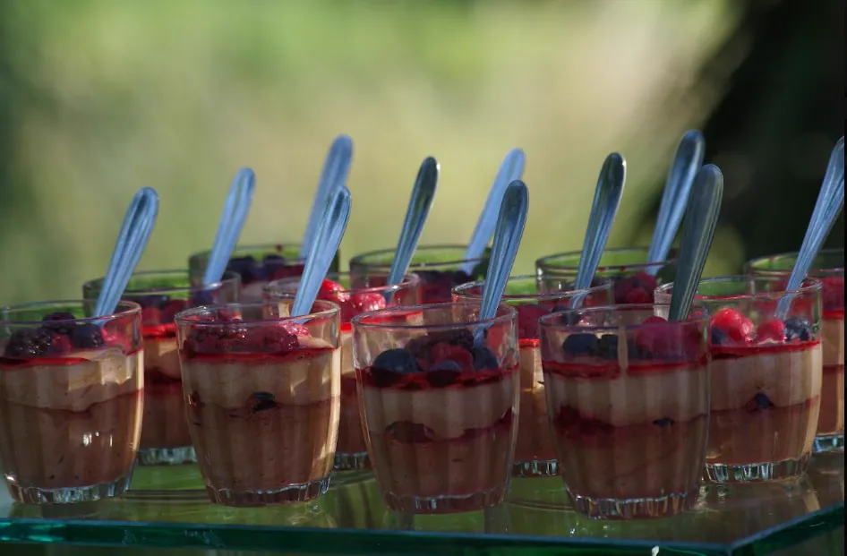 Vasitos de postre con crema y frutos rojos