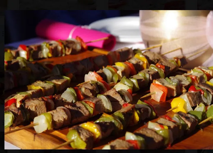 Brochettes de carne y vegetales recién asadas