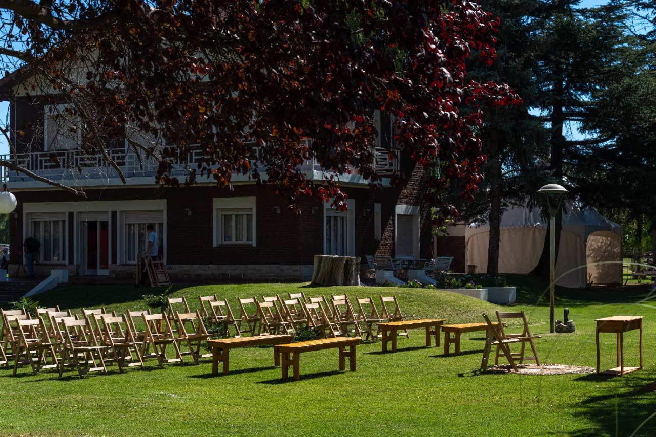 Chalet del predio con mesas montadas al aire libre