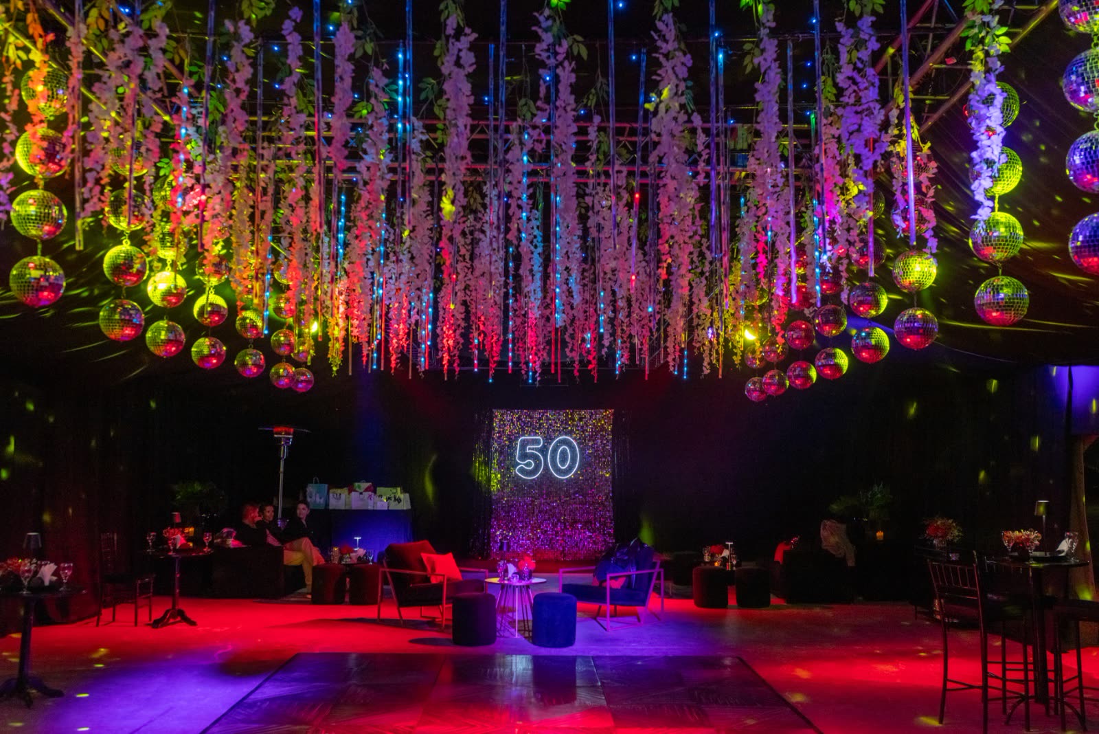 Pista de baile con luces de colores en un evento nocturno