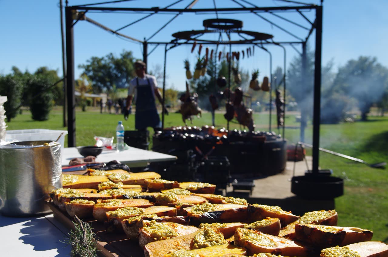 Mesa de catering montada al aire libre con variedad de platos