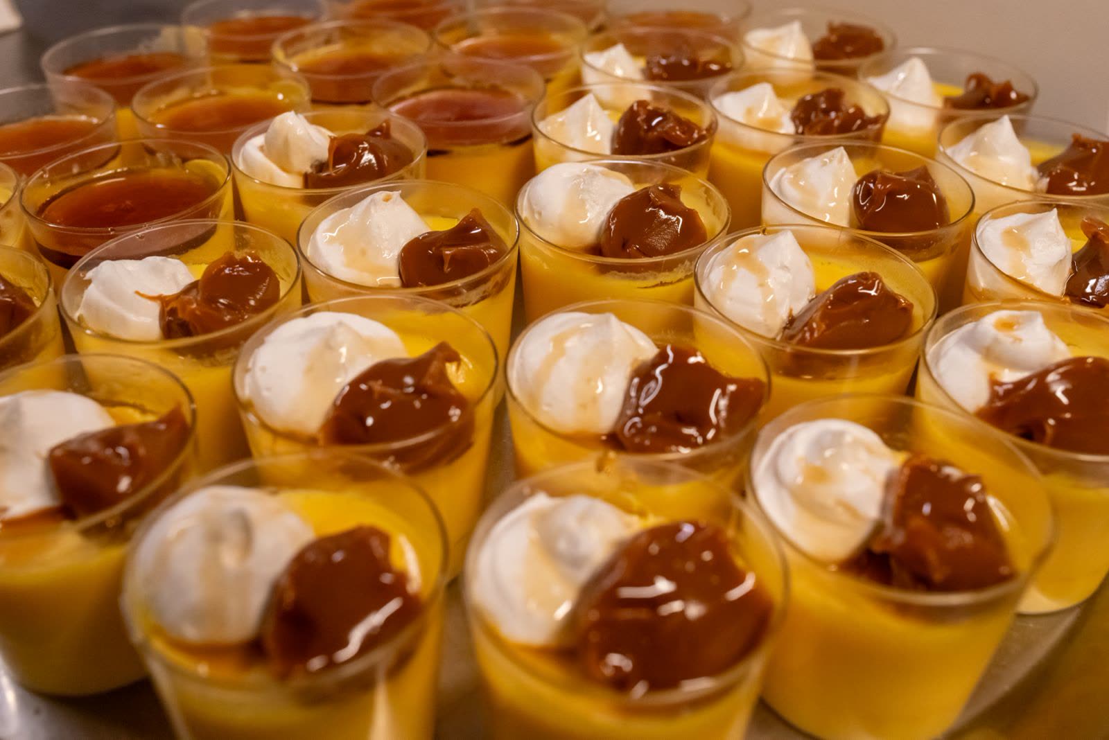 Mesa dulce con postres para el cumpleaños