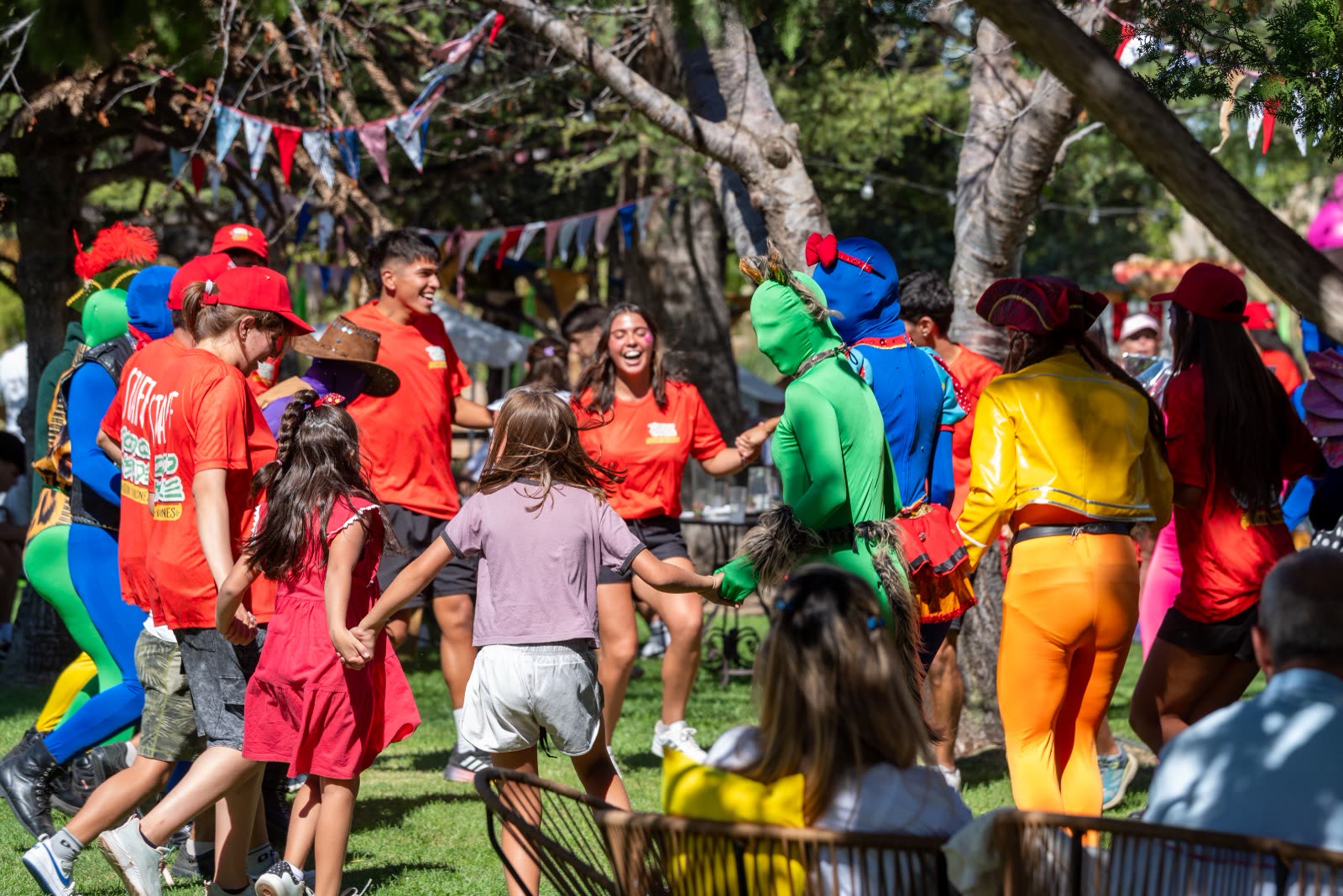Chicos felices junto a los personajes de la fiesta